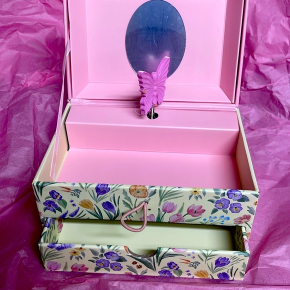 Adorable, musical jewelry box with little bunnies and flowers and carrots - Picture 4 of 14